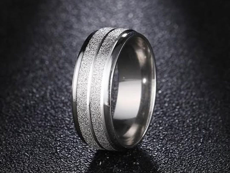 Bague en acier argenté