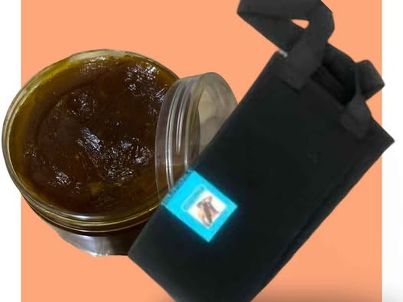 Un pot de savon noir 250g plus un gant exfoliant et gommant