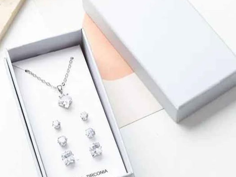 Coffret chaîne et boucles d'oreilles