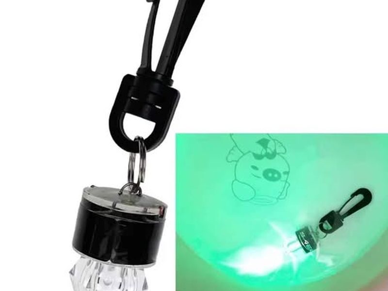 Mini lampe torche LED de securite activee par l'eau, plongee