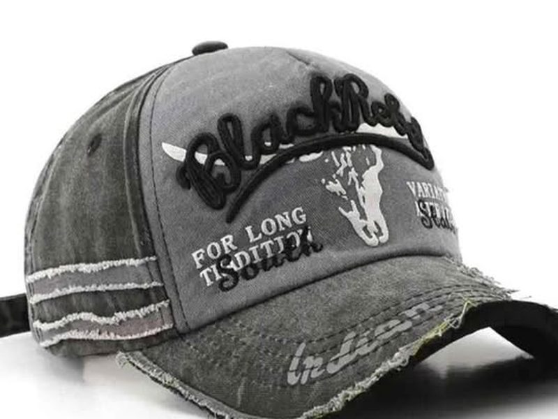 Casquette baseball style déchirée