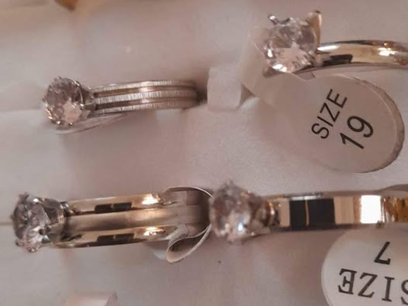 Bagues en acier inoxydable plaquée argent ou or et zircon
